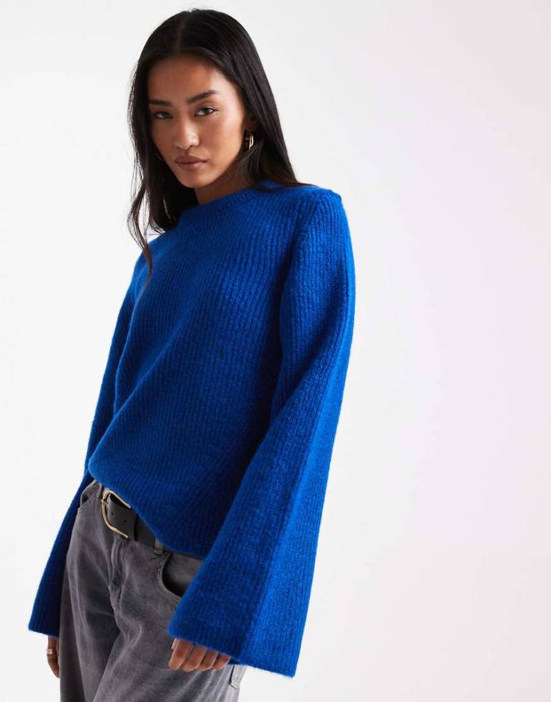 ASOS DESIGN - Pullover in Kobaltblau mit Rundhalsausschnitt und Glockenärmeln von ASOS DESIGN