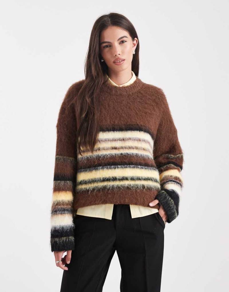 ASOS DESIGN - Pullover in Braun mit Rundhalsausschnitt und verschiedenen Streifen-Brown von ASOS DESIGN