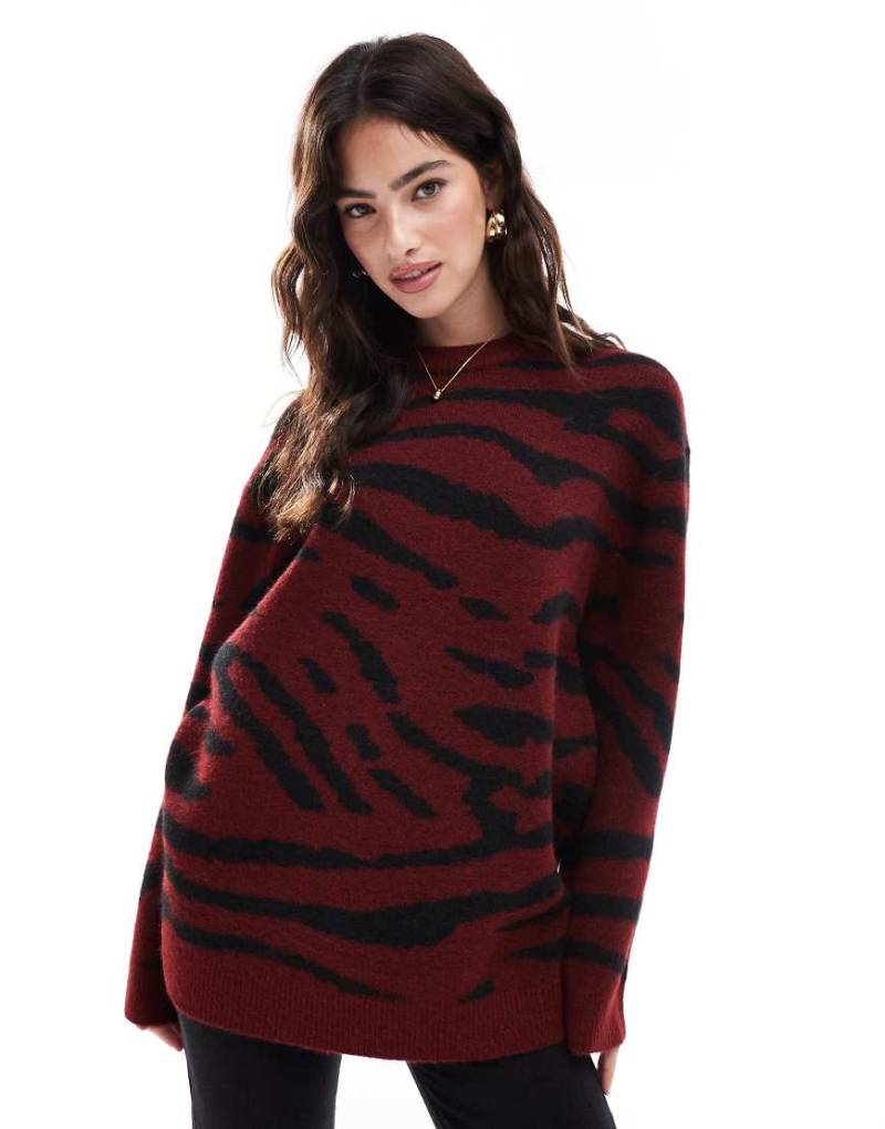 ASOS DESIGN - Pullover in Burgunderrot mit Rundhalsausschnitt und Zebramuster von ASOS DESIGN