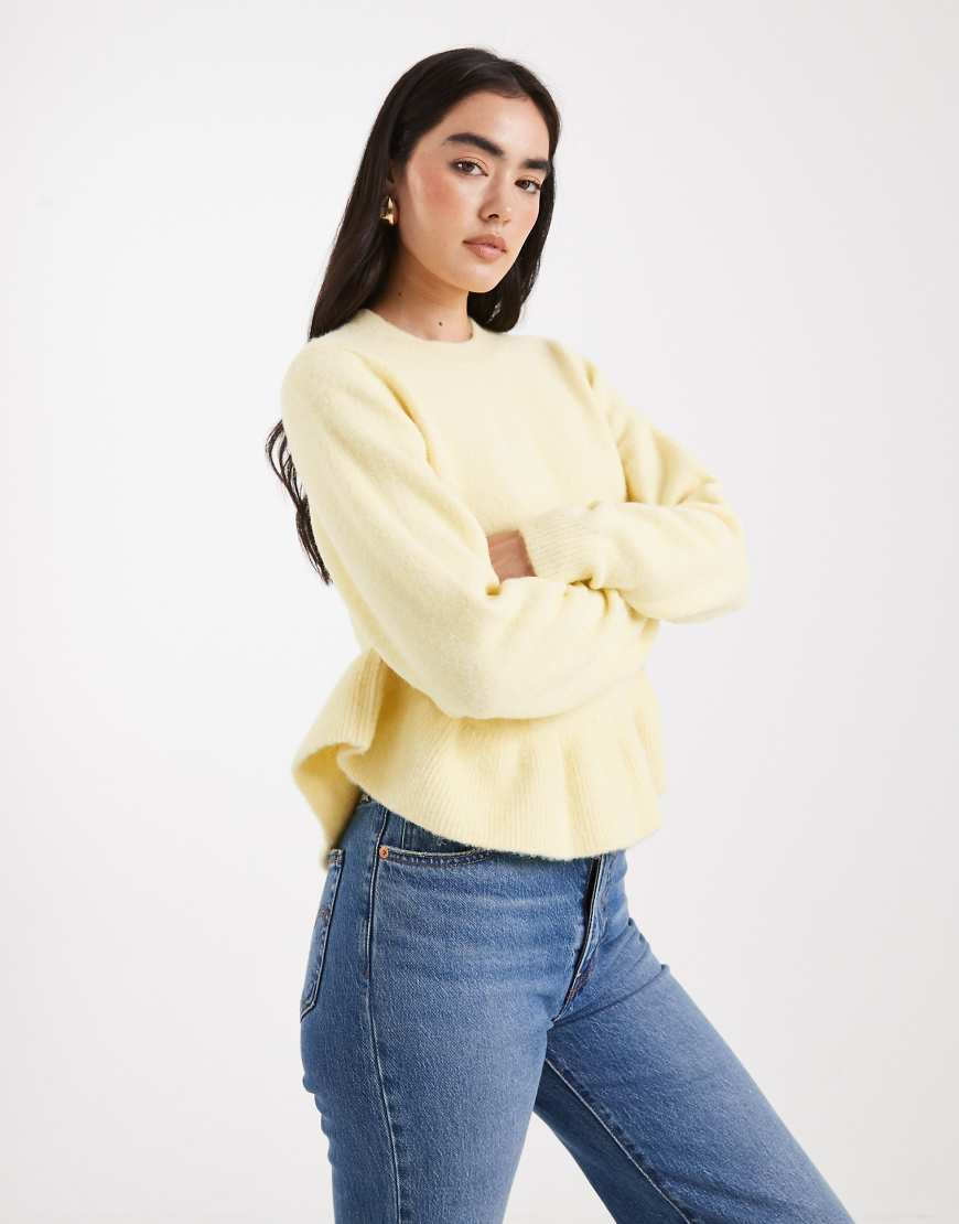 ASOS DESIGN - Pullover in Buttermilchgelb mit Rüschen und abgerundetem Saum von ASOS DESIGN