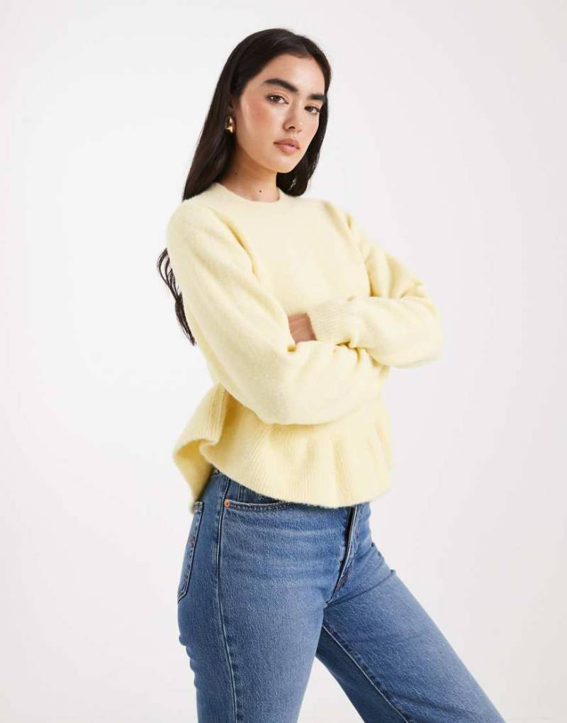 ASOS DESIGN - Pullover in Buttermilchgelb mit Rüschen und abgerundetem Saum von ASOS DESIGN