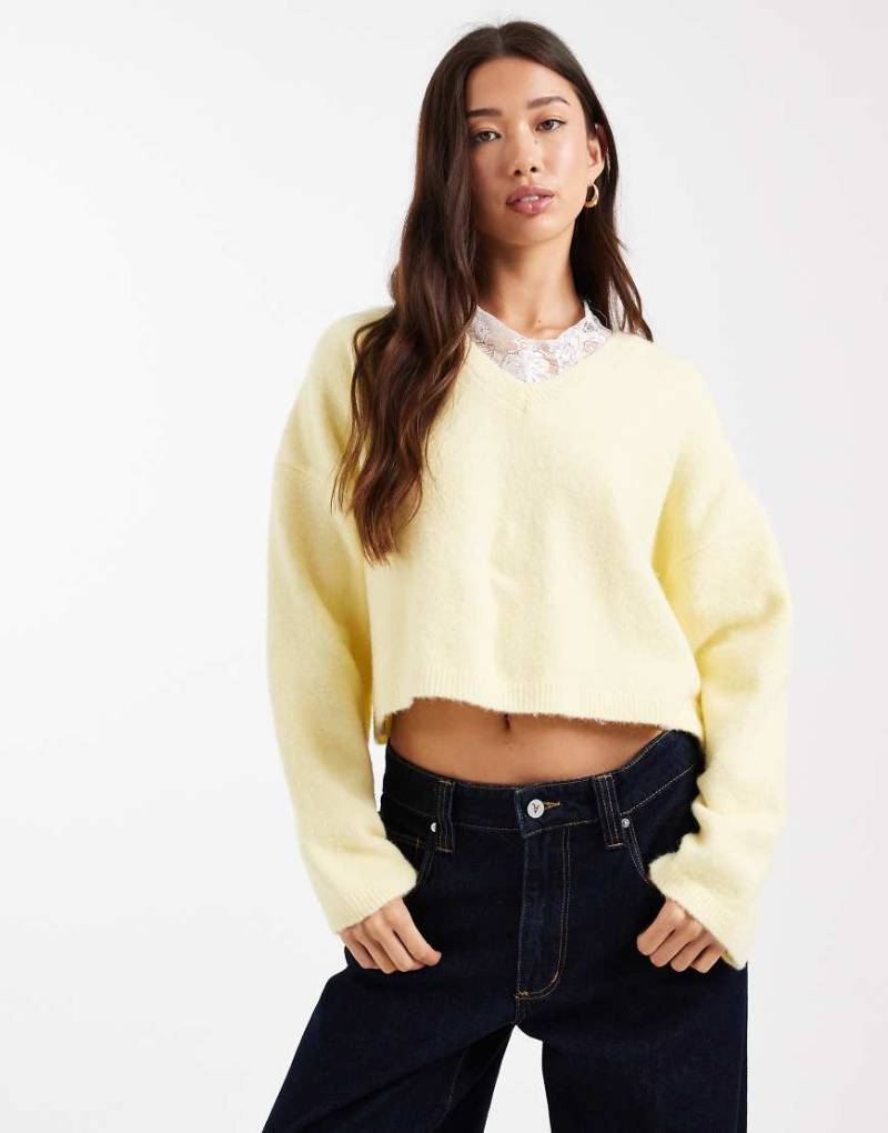 ASOS DESIGN - Pullover in Buttermilchgelb mit Spitzenbesatz und V-Ausschnitt von ASOS DESIGN