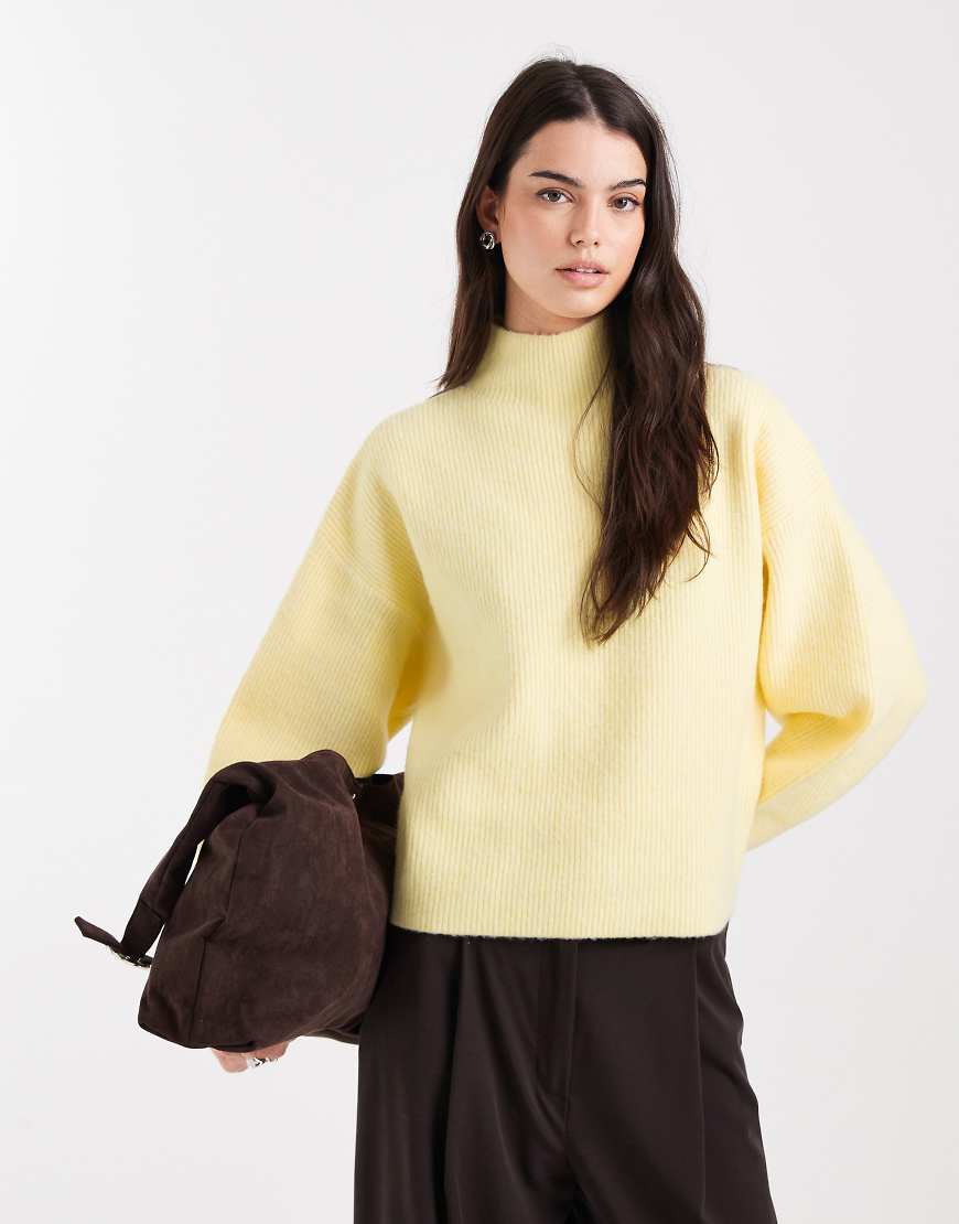 ASOS DESIGN - Pullover in Buttermilchgelb mit Stehkragen und voluminösen Ärmeln von ASOS DESIGN