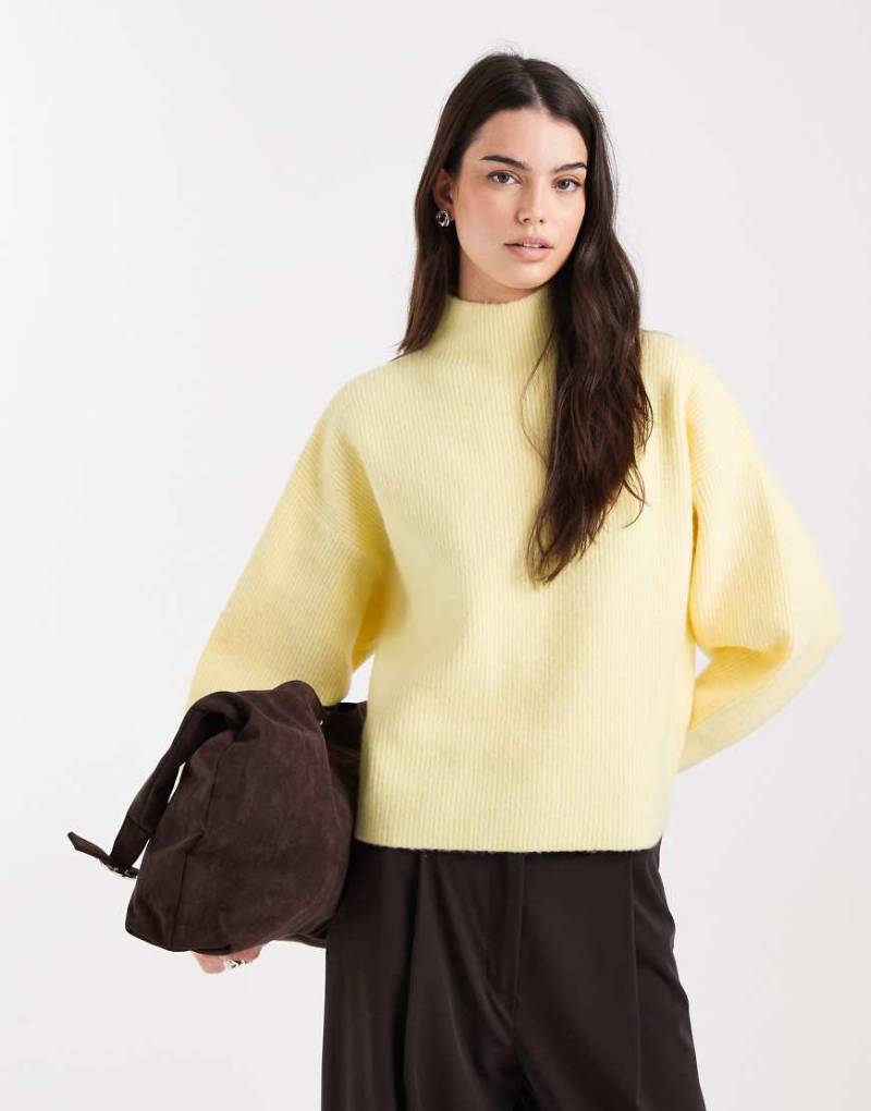 ASOS DESIGN - Pullover in Buttermilchgelb mit Stehkragen und voluminösen Ärmeln von ASOS DESIGN