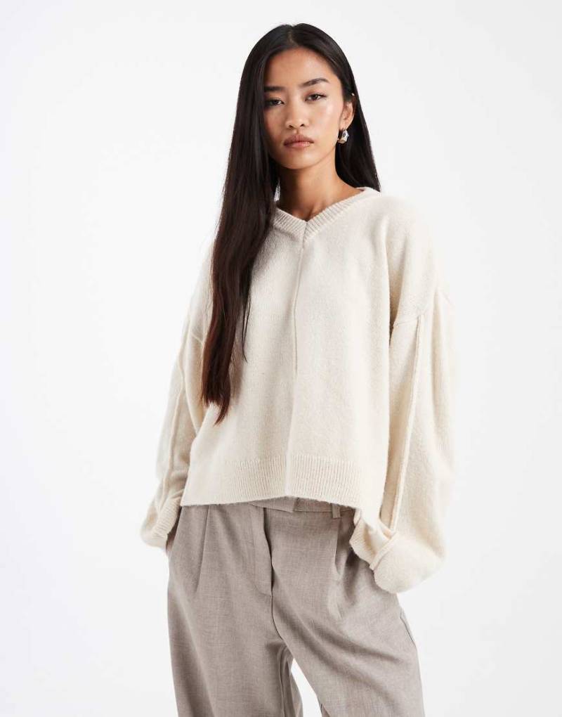 ASOS DESIGN - Pullover in Creme mit hohem V-Ausschnitt und Bananenärmeln-Weiß von ASOS DESIGN