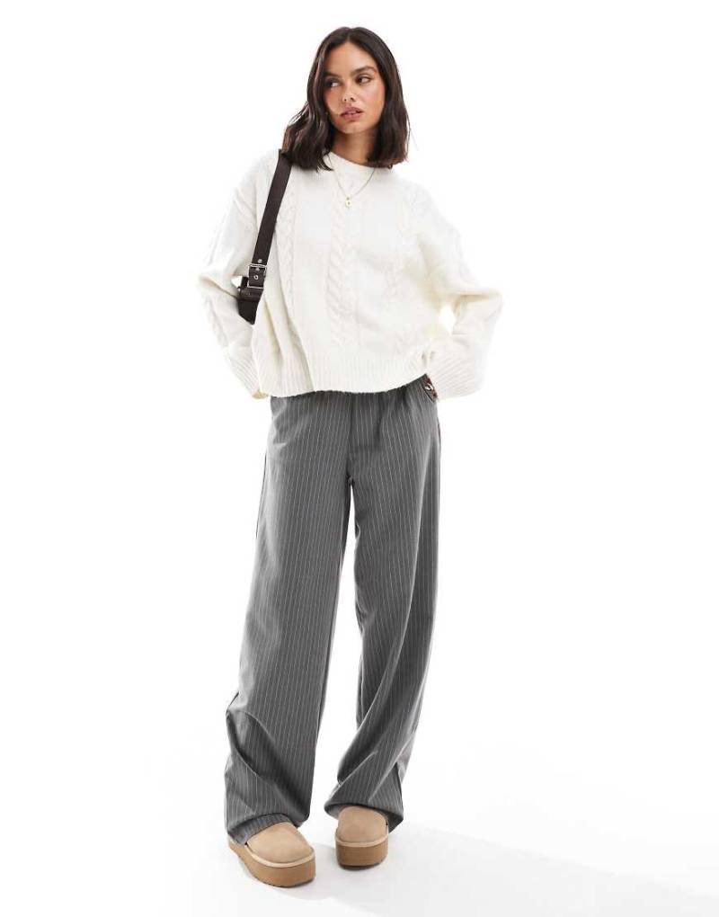 ASOS DESIGN - Pullover in Cremeweiß mit Zopfmuster und Rundhalsausschnitt von ASOS DESIGN