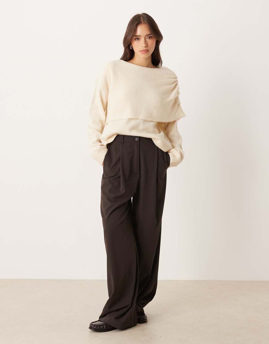 ASOS DESIGN - Pullover in Cremeweiß mit asymmetrischem Cape-Detail von ASOS DESIGN