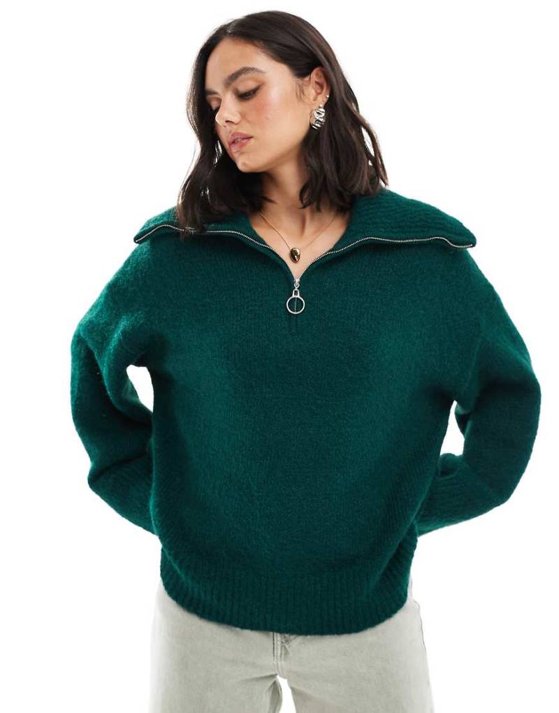 ASOS DESIGN - Pullover in Dunkelgrün aus flauschigem Garn mit kurzem Reißverschluss von ASOS DESIGN