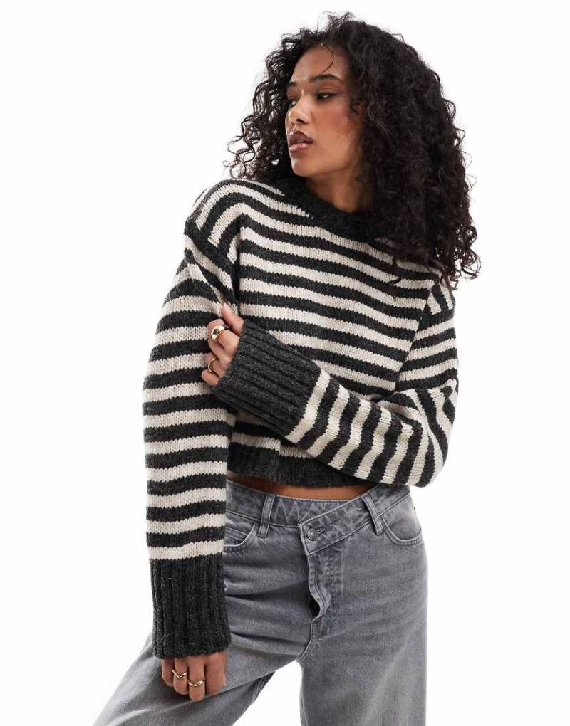 ASOS DESIGN - Pullover in Grau gestreift mit Rundhalsausschnitt und breiten Bündchen-Bunt von ASOS DESIGN