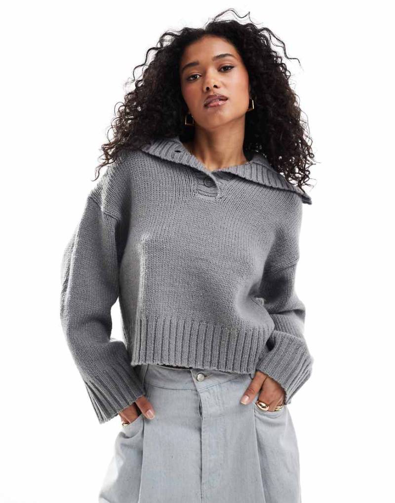 ASOS DESIGN - Pullover in Grau mit Knopfleiste am Kragen-Neutral von ASOS DESIGN