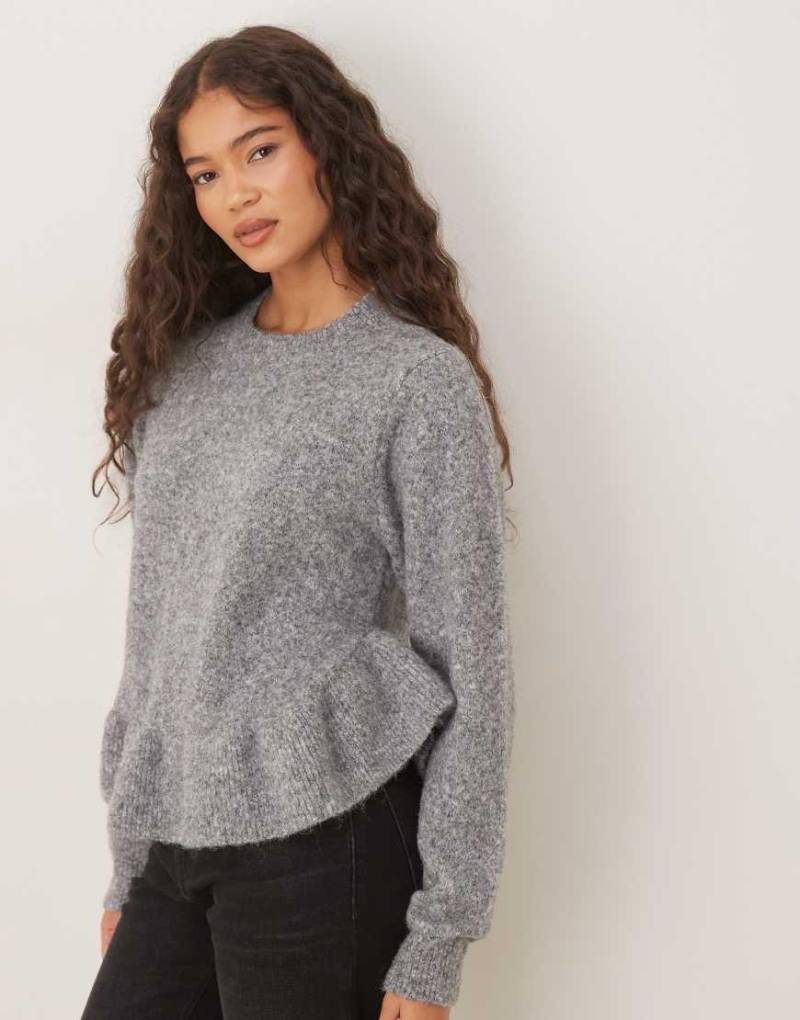 ASOS DESIGN - Pullover in Grau mit Rüschen und abgerundetem Saum von ASOS DESIGN