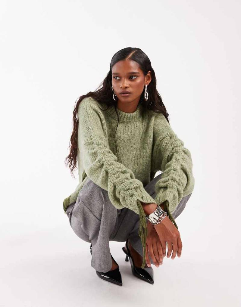 ASOS DESIGN - Pullover in Grün mit gerafften Ärmeln von ASOS DESIGN