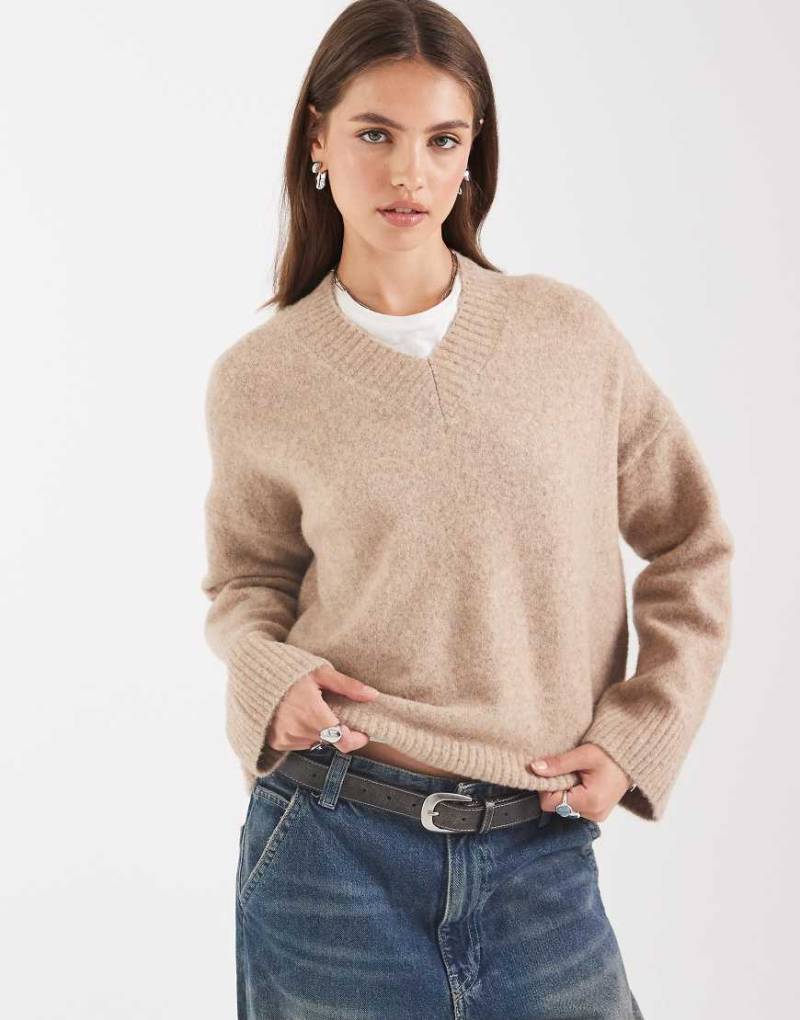 ASOS DESIGN - Verschieden gerippter Pullover in Hellbeige mit V-Ausschnitt-Neutral von ASOS DESIGN