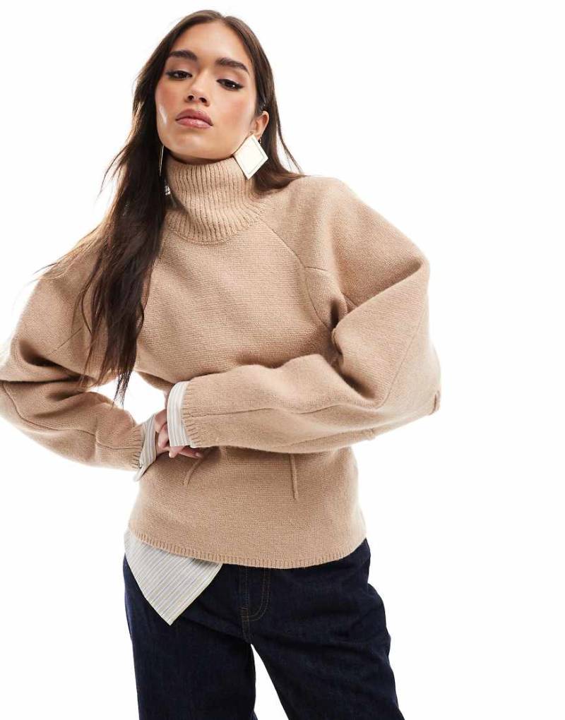 ASOS DESIGN - Pullover in Kamelbraun mit Stehkragen und strukturiertem Ärmeldetail-Neutral von ASOS DESIGN