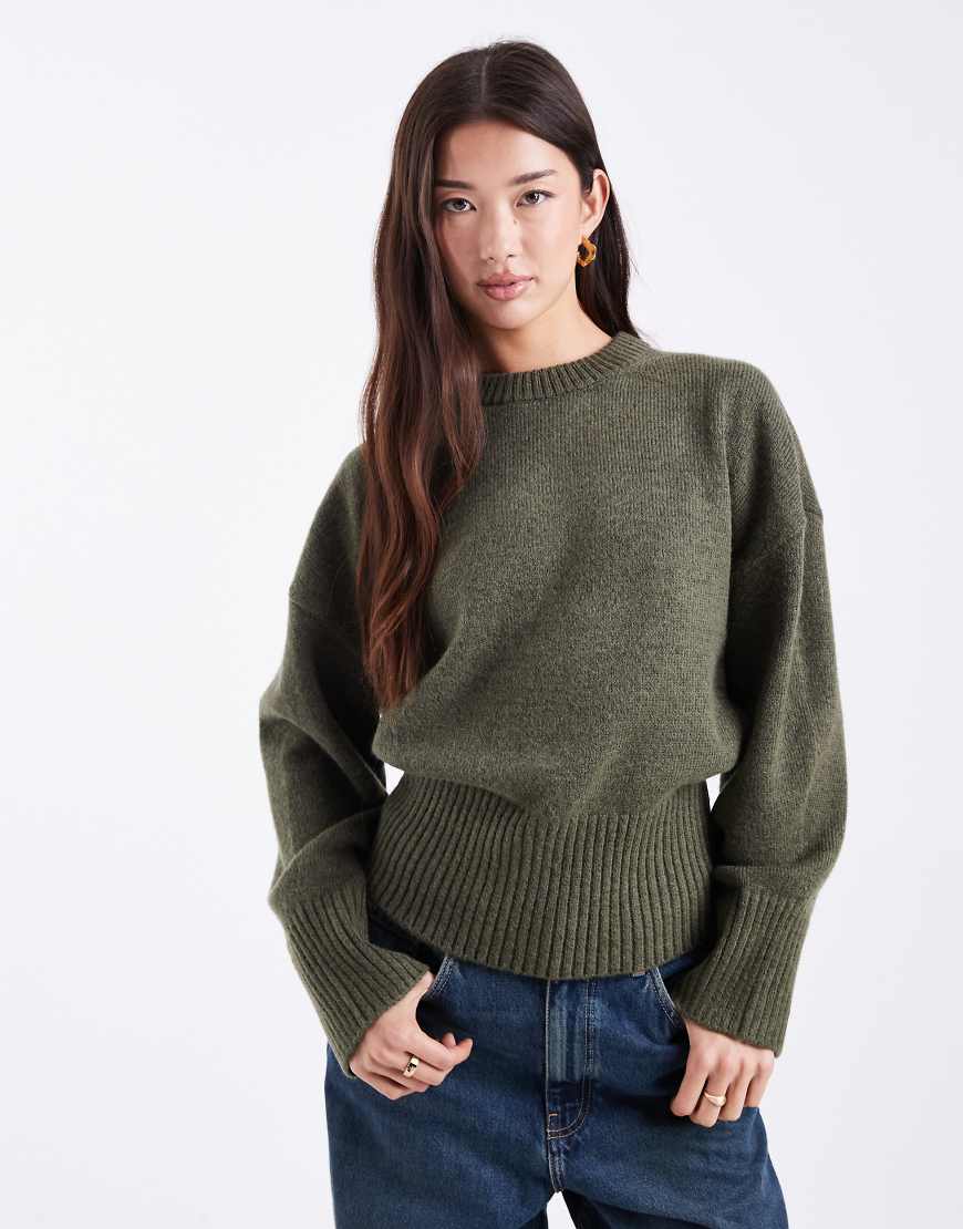 ASOS DESIGN - Pullover in Khaki mit wattiertem Ausschnitt und breiter Taillierung-Grün von ASOS DESIGN
