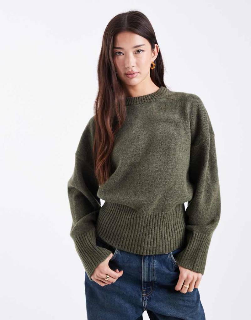 ASOS DESIGN - Pullover in Khaki mit wattiertem Ausschnitt und breiter Taillierung-Grün von ASOS DESIGN