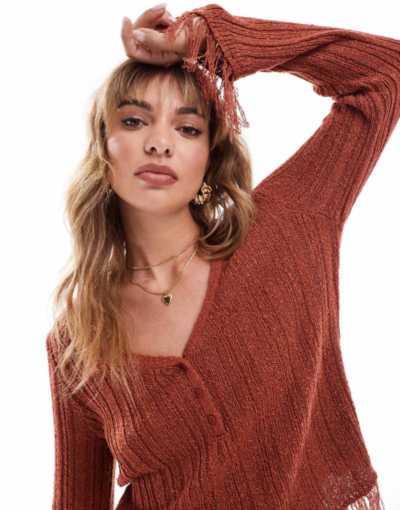 ASOS DESIGN - Pullover in Rostrot mit Fransenborte und Knopfleiste-Braun von ASOS DESIGN