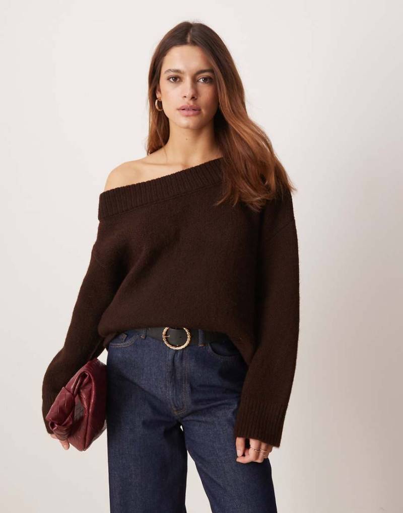 ASOS DESIGN - Pullover in Schokobraun mit One-Shoulder-Design von ASOS DESIGN