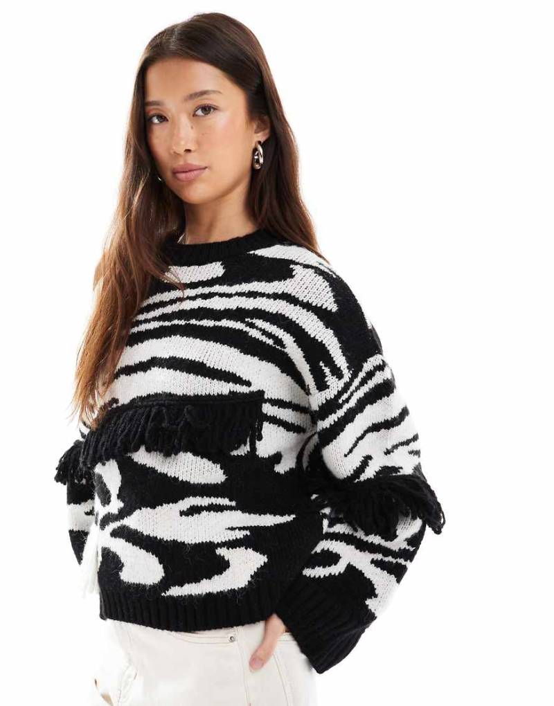 ASOS DESIGN - Pullover in Schwarz-Weiß mit abstraktem Muster und Fransen-Bunt von ASOS DESIGN