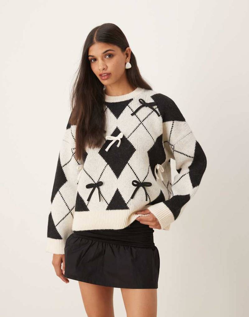 ASOS DESIGN - Pullover in Schwarz mit Rautenmuster und platzierten Schleifen von ASOS DESIGN