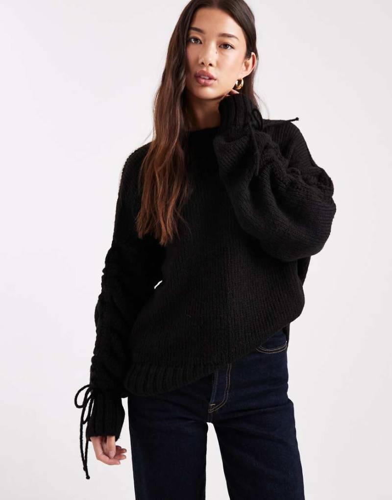 ASOS DESIGN - Pullover in Schwarz mit gerafftem Bindedetail an den Ärmeln von ASOS DESIGN