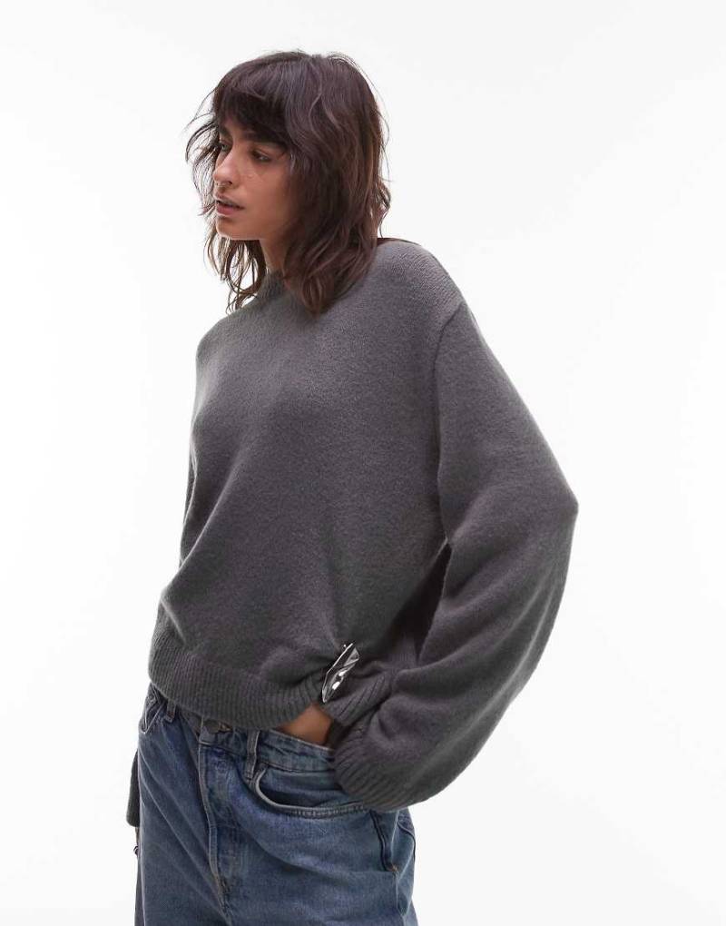ASOS DESIGN - Pullover mit Rundhalsausschnitt in Anthrazit und silberfarbenem Metall-Detail-Grün von ASOS DESIGN