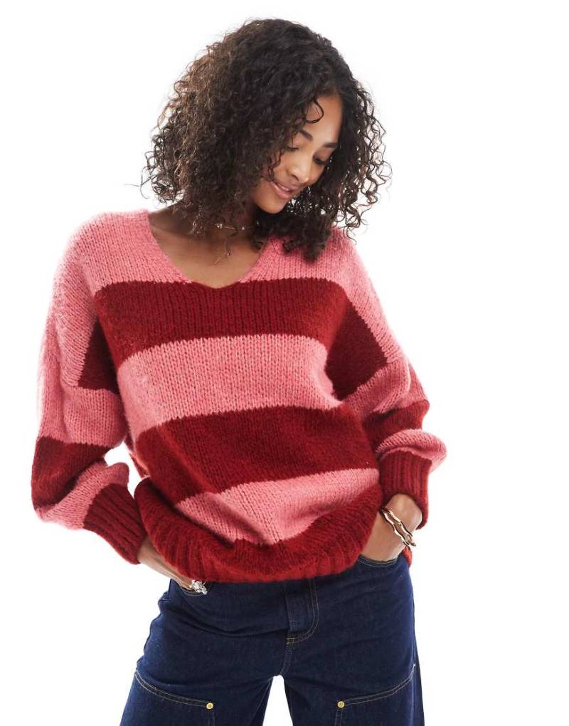ASOS DESIGN - Pullover mit auffälligem Streifenmuster in Rosa und Rot und V-Ausschnitt-Grün von ASOS DESIGN
