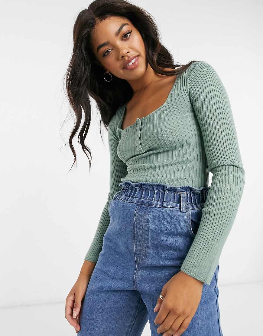 ASOS DESIGN - Pullover mit eckigem Ausschnitt und Druckknopfleiste in Salbeigrün von ASOS DESIGN