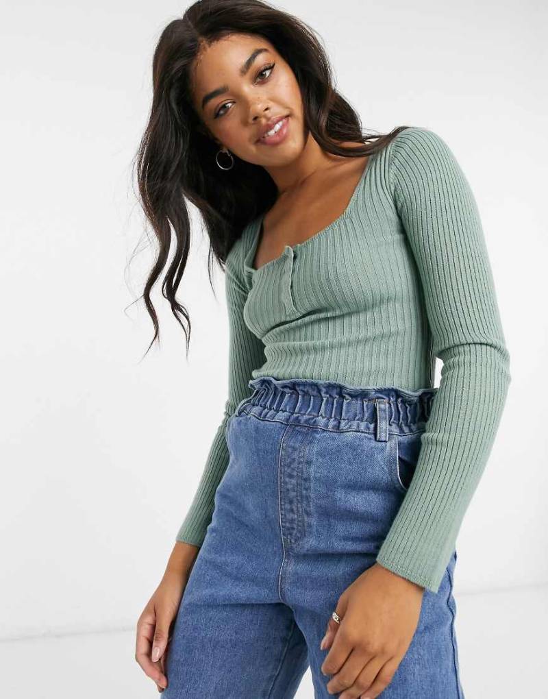 ASOS DESIGN - Pullover mit eckigem Ausschnitt und Druckknopfleiste in Salbeigrün von ASOS DESIGN