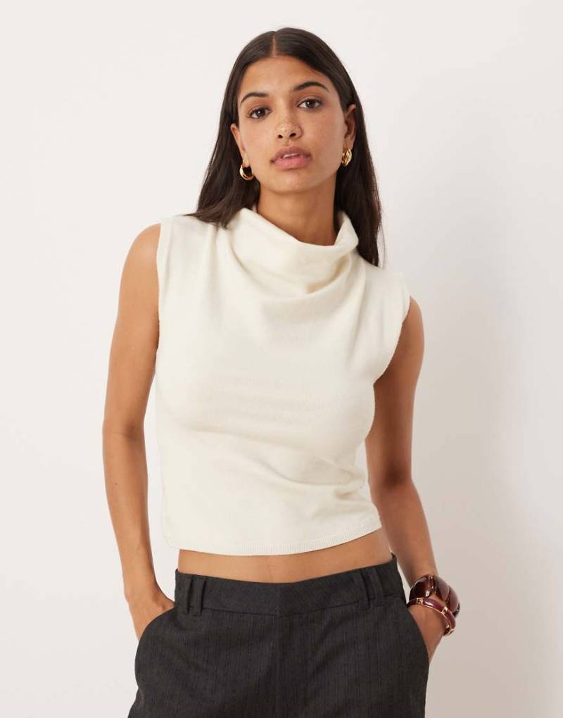 ASOS DESIGN - Pullunder aus Feinstrick in Ecru mit drapiertem Ausschnitt-Weiß von ASOS DESIGN