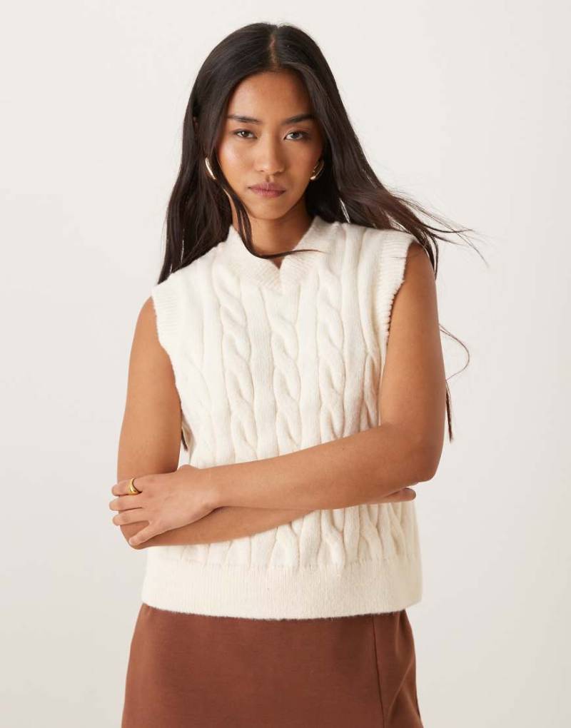 ASOS DESIGN - Pullunder in Ecru mit hohem V-Ausschnitt und Zopfmuster-Weiß von ASOS DESIGN
