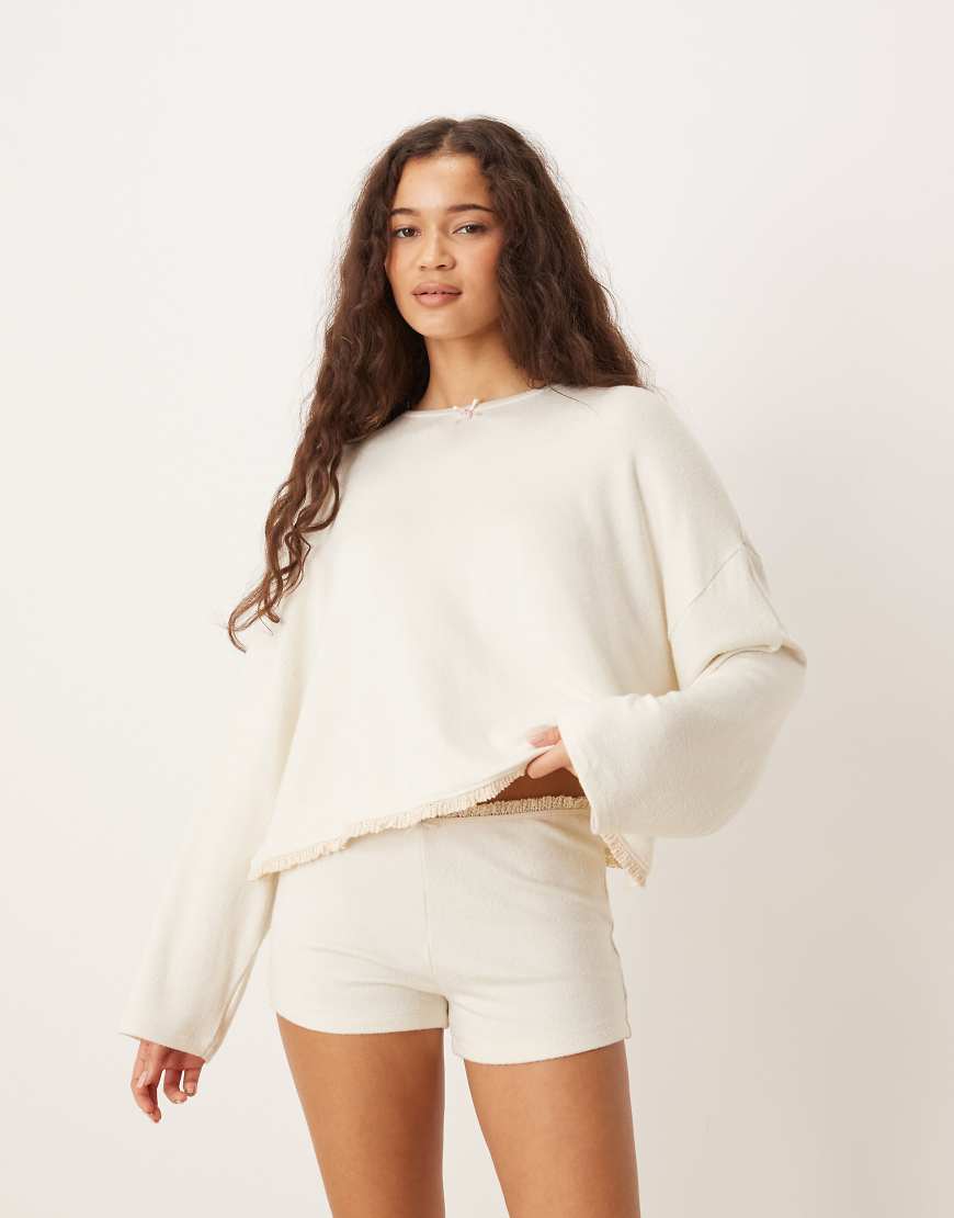 ASOS DESIGN - Pyjama-Boyshorts aus weichem Jersey in Cremeweiß mit floralem Besatz von ASOS DESIGN