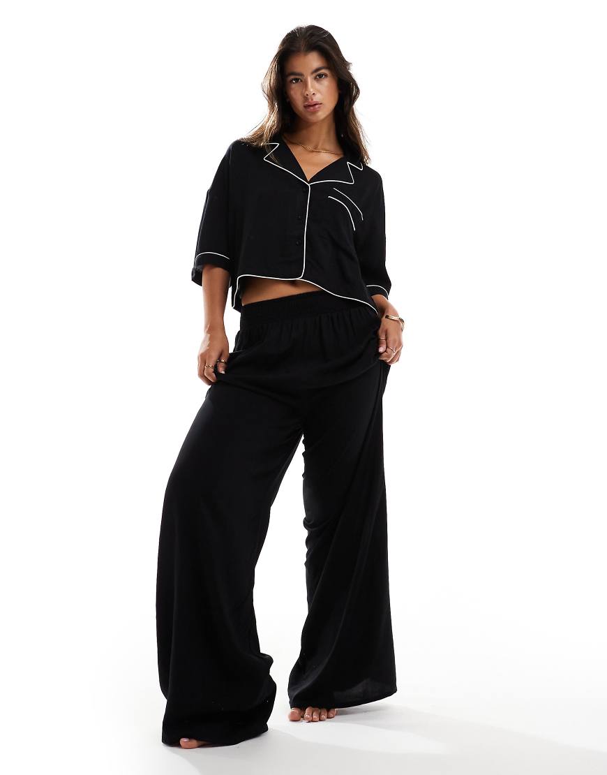 ASOS DESIGN - Superweiche, fließende Pyjama-Hose in Schwarz mit kontrastierender Einfassung und weitem Bein von ASOS DESIGN