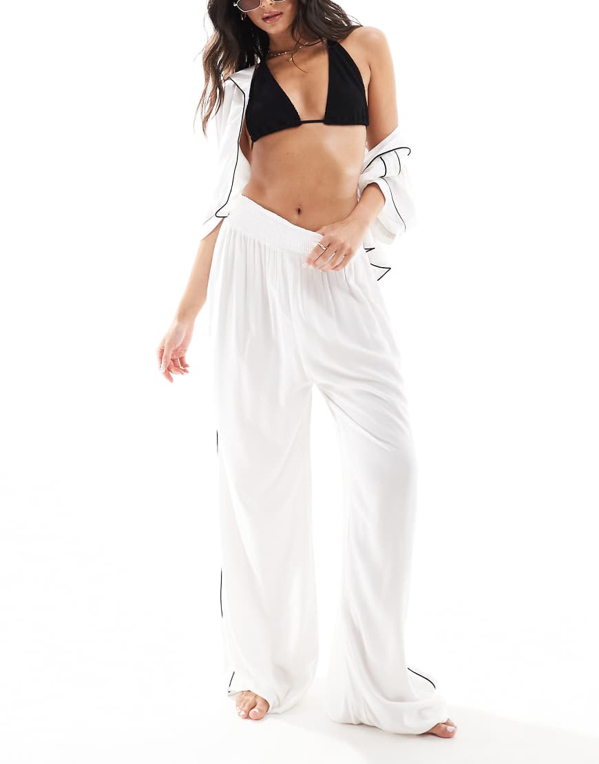 ASOS DESIGN - Superweiche, fließende Strandhose in Weiß mit kontrastierender Einfassung und weitem Bein ASOS DESIGN - Superweiche, fließende Strandhose in Weiß mit kontrastierender Einfassung und weitem Bein von ASOS DESIGN