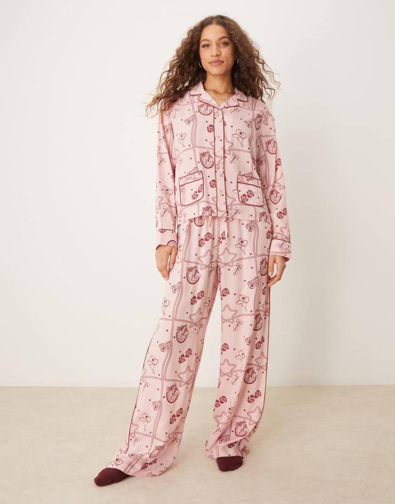 ASOS DESIGN - Pyjama-Set aus rosa Modal mit Rodeo-Muster, aus Hemd und Hose mit weitem Bein von ASOS DESIGN