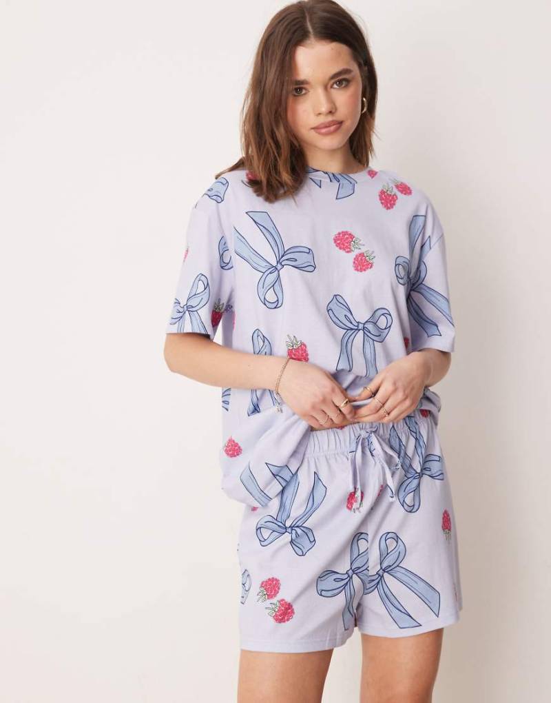 ASOS DESIGN - Pyjama-Set in Blau mit Schleifen- und Beerenmuster, aus Oversize-T-Shirt und Shorts von ASOS DESIGN
