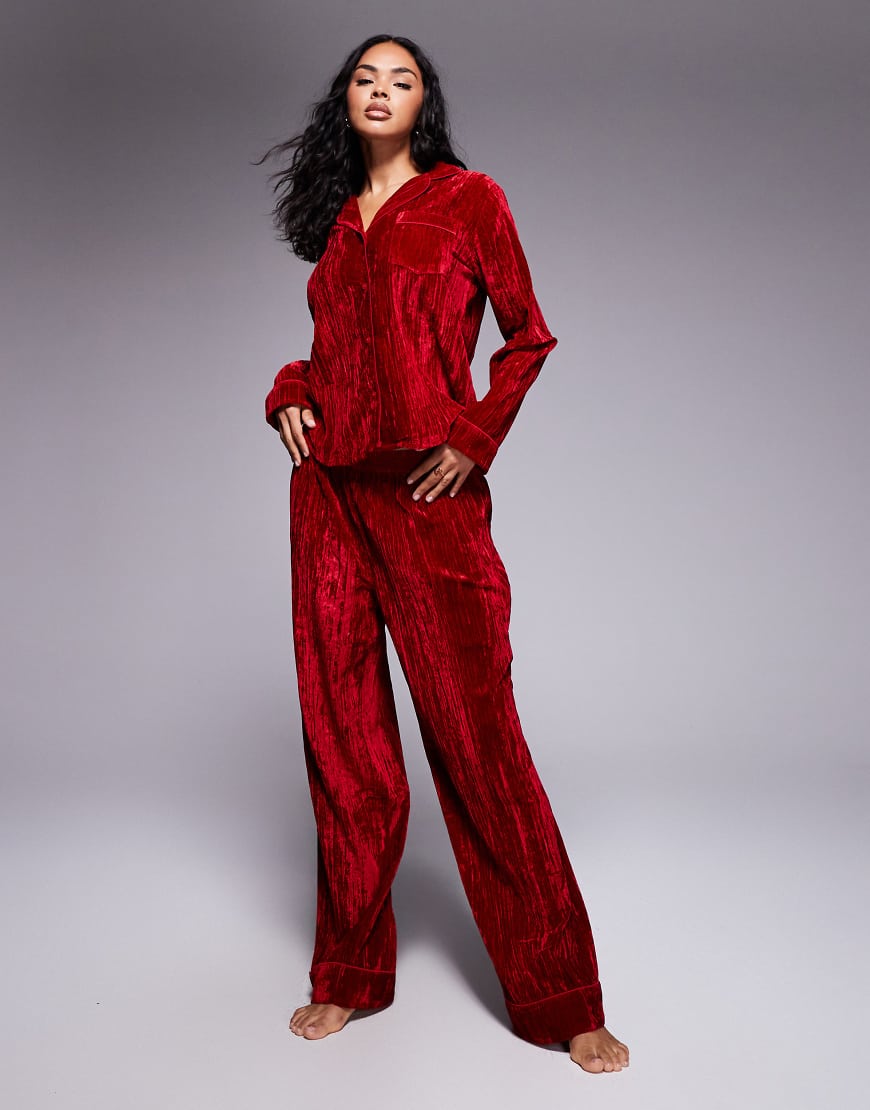 ASOS DESIGN - Pyjama-Set in Rot mit samtiger Struktur von ASOS DESIGN