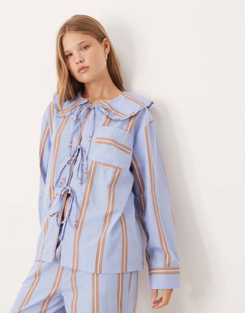 ASOS DESIGN - Pyjama aus Hemd mit Schleifenverschluss und Hose mit weitem Bein in Blau und Braun gestreift-Bunt von ASOS DESIGN