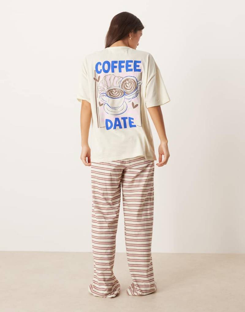 ASOS DESIGN - Pyjama, bestehend aus Oversize-T-Shirt mit „Coffee Date"-Grafikprint und Hose mit weitem Bein in Braun-Bunt von ASOS DESIGN