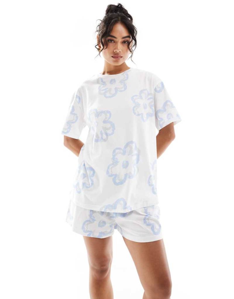 ASOS DESIGN - Pyjama in Cremeweiß mit Blumenmuster, aus Oversize-T-Shirt und Shorts von ASOS DESIGN