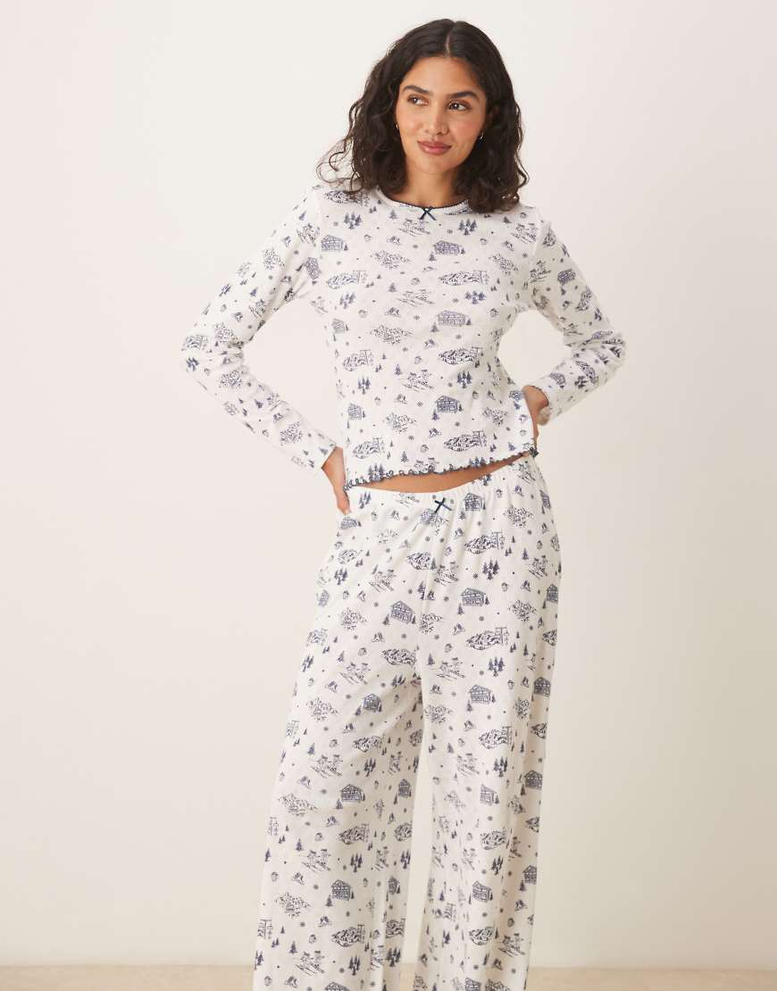 ASOS DESIGN - Pyjama aus Pointelle mit blauem Landschafts-Printmuster, aus Hose und langärmligem T-Shirt von ASOS DESIGN
