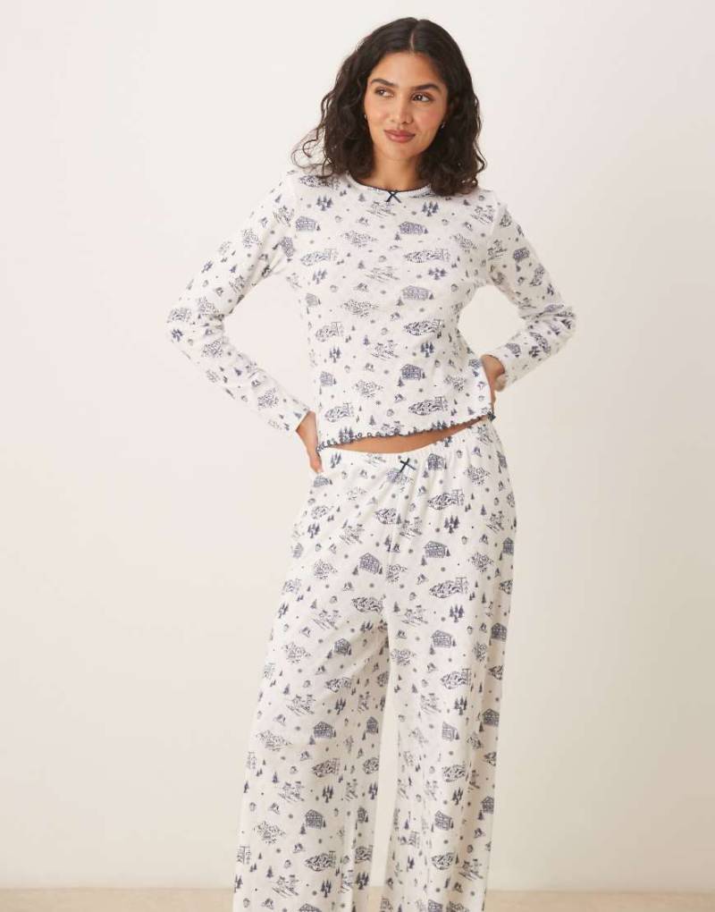 ASOS DESIGN - Pyjama aus Pointelle mit blauem Landschafts-Printmuster, aus Hose und langärmligem T-Shirt ASOS DESIGN - Pyjama aus Pointelle mit blauem Landschafts-Printmuster, aus Hose und langärmligem T-Shirt von ASOS DESIGN