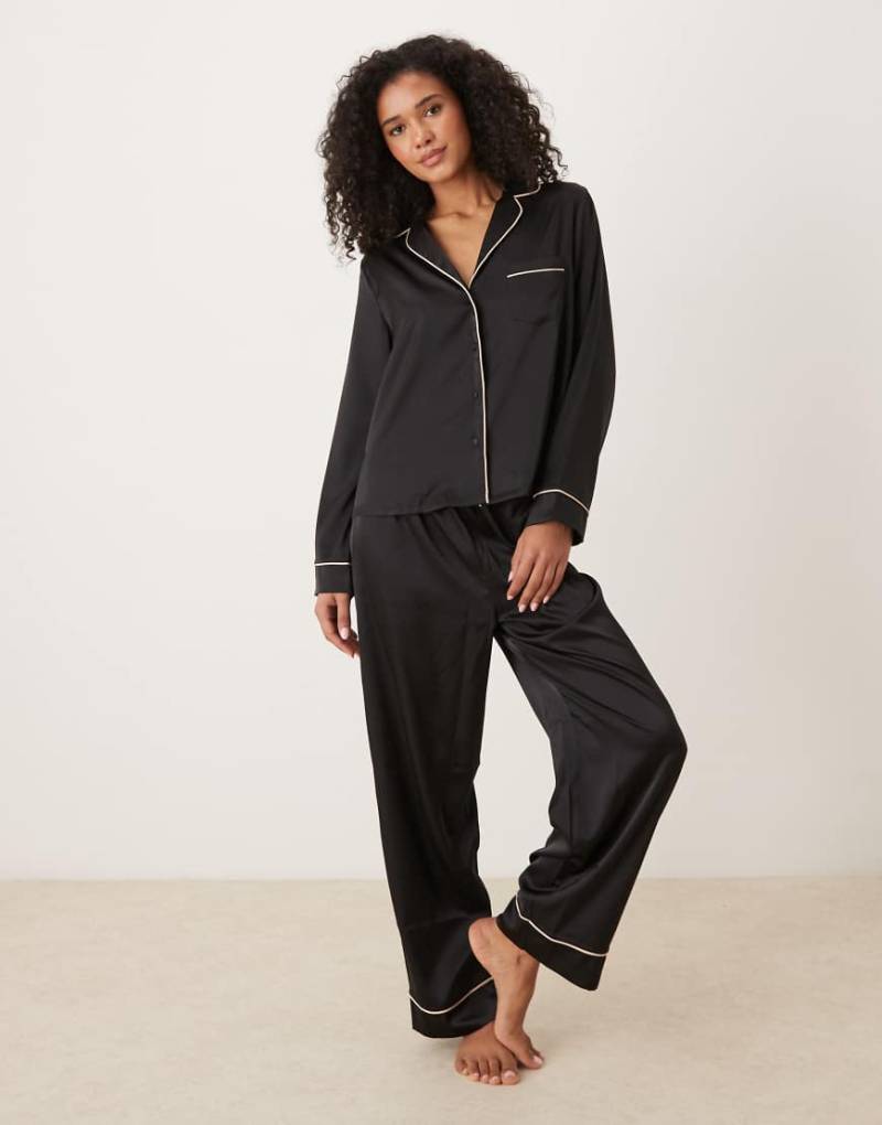ASOS DESIGN - Pyjama aus Satin in Schwarz mit Hemd und Hose von ASOS DESIGN