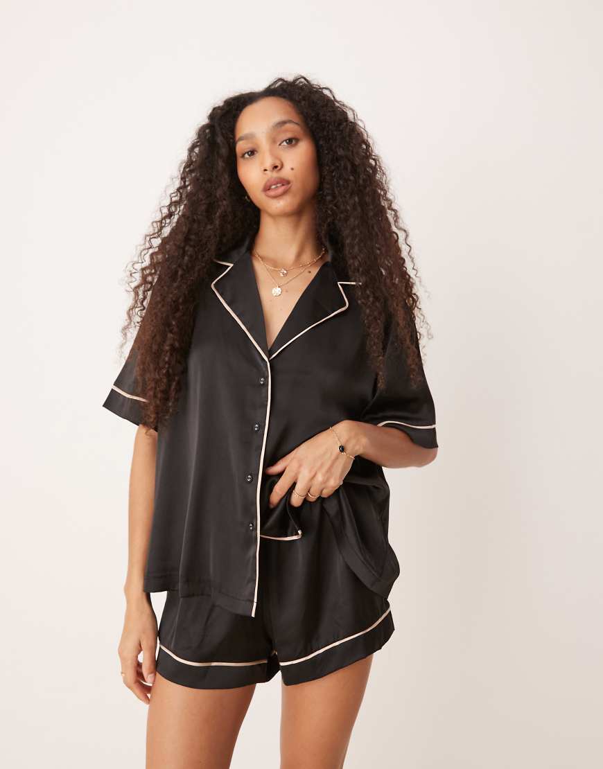ASOS DESIGN - Pyjama aus Satin in Schwarz mit kurzärmligem Hemd und Shorts ASOS DESIGN - Pyjama aus Satin in Schwarz mit kurzärmligem Hemd und Shorts von ASOS DESIGN