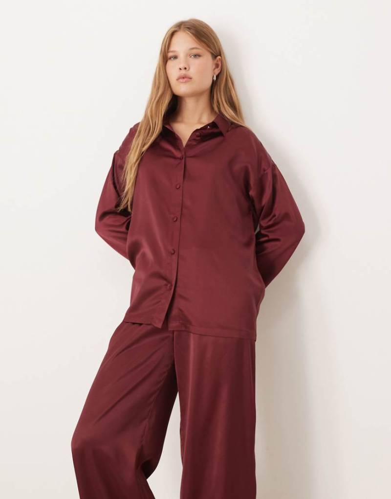 ASOS DESIGN - Pyjama aus Satin mit Hemd und Hose in Burgunderrot von ASOS DESIGN