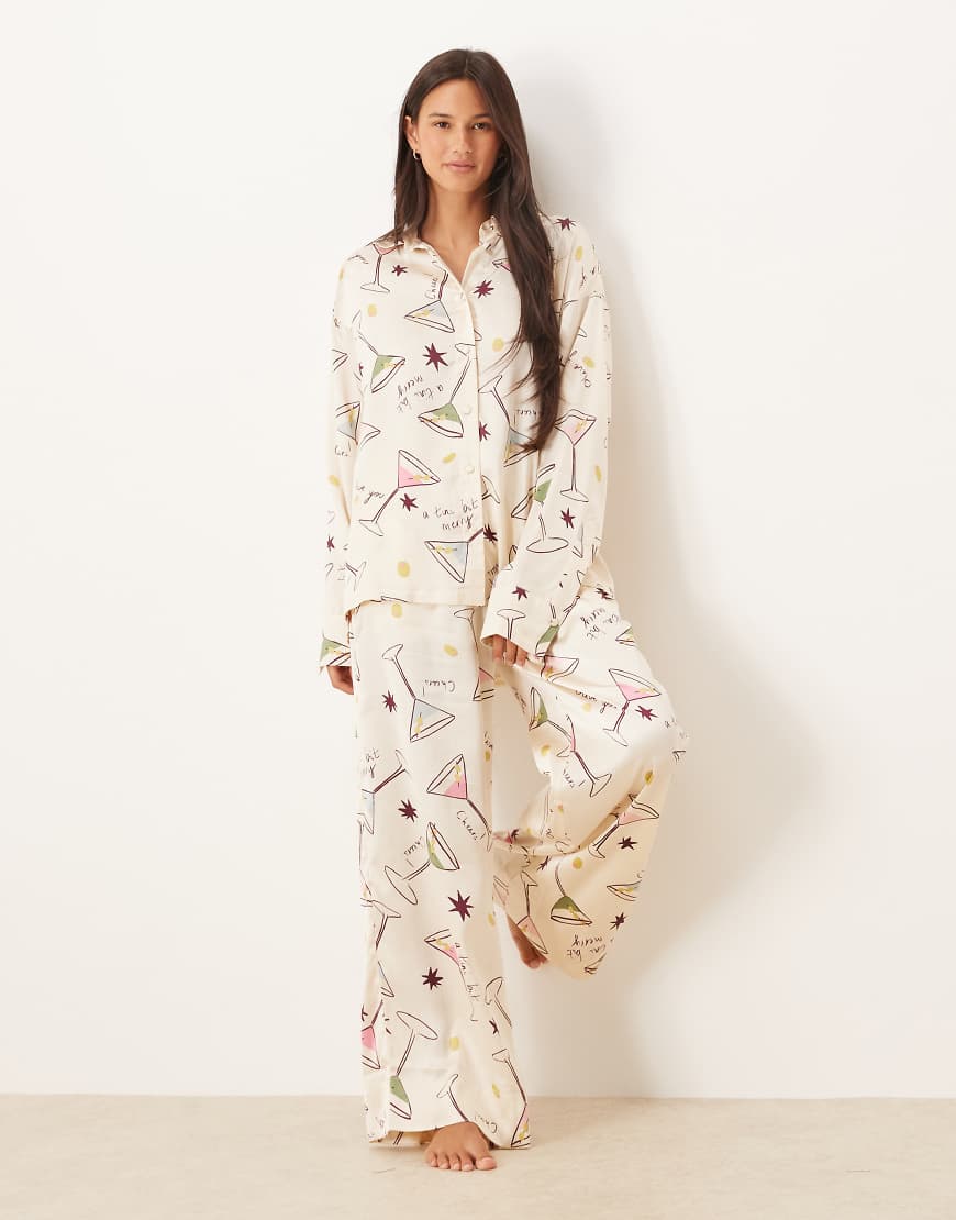 ASOS DESIGN - Pyjama aus Satin mit Oversize-Schnitt und Cocktail-Printmuster, bestehend aus Hemd und Hose-Weiß ASOS DESIGN - Pyjama aus Satin mit Oversize-Schnitt und Cocktail-Printmuster, bestehend aus Hemd und Hose-Weiß von ASOS DESIGN