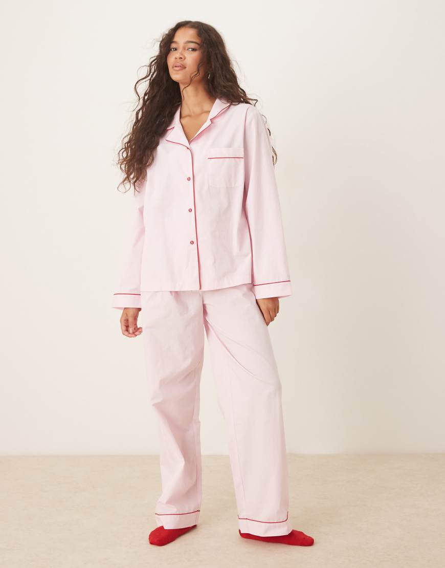 ASOS DESIGN - Pyjama aus Webstoff-Hemd und Hose mit weitem Bein in Rosa mit Kontrast-Biesen in Rot von ASOS DESIGN
