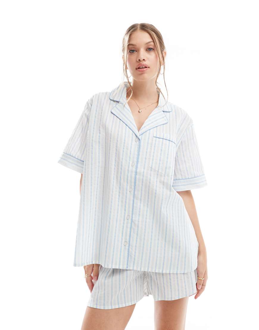 ASOS DESIGN - Pyjama aus Webstoff mit kurzärmligem Hemd und Shorts in Blau gestreift ASOS DESIGN - Pyjama aus Webstoff mit kurzärmligem Hemd und Shorts in Blau gestreift von ASOS DESIGN