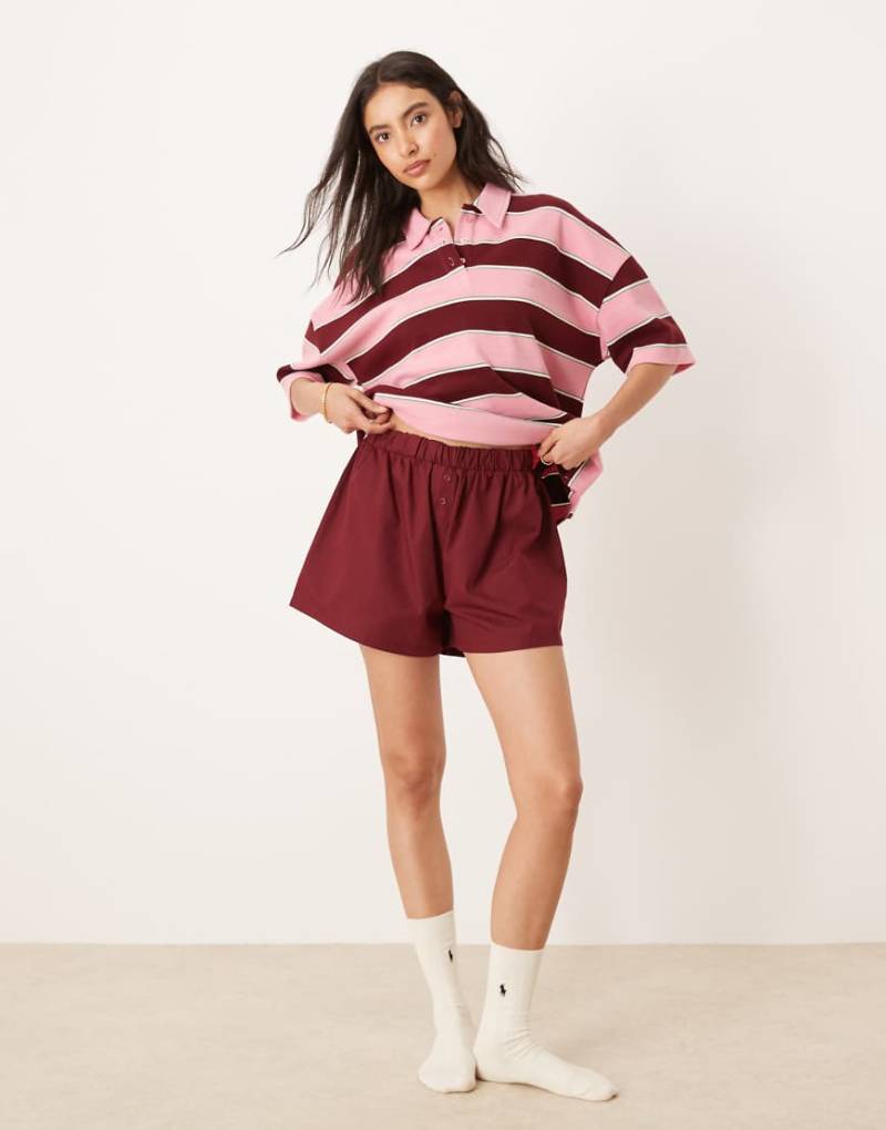 ASOS DESIGN - Pyjama aus kurzärmligem Polohemd und Shorts mit Streifen in Rosa und Burgunderrot von ASOS DESIGN
