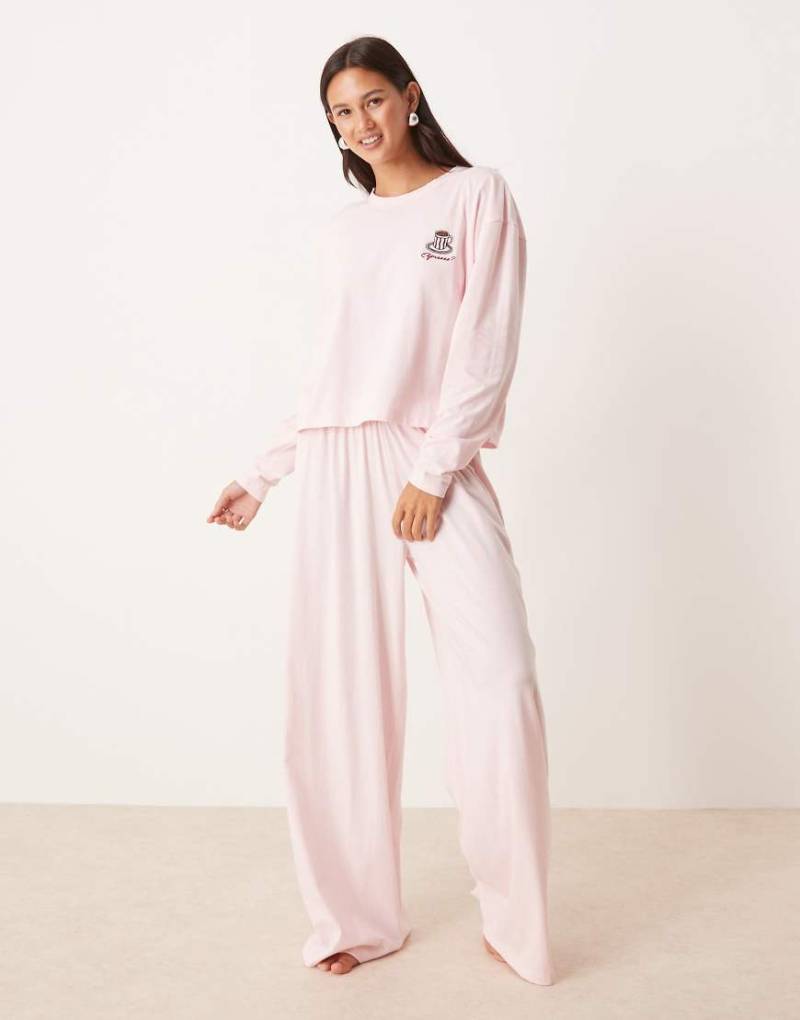 ASOS DESIGN - Pyjama aus langärmligem Lounge-Oberteil und Hose mit weitem Bein in Hellrosa mit gesticktem Espresso-Motiv-Bunt von ASOS DESIGN